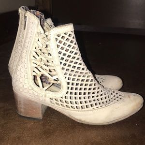 Freebird by Steven white booties size 10